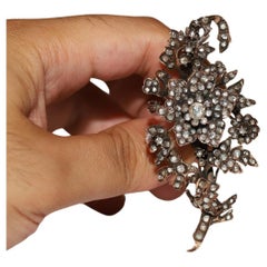 Spilla originale d'epoca, CIRCA 1960, in oro 8k con fiori di diamante taglio rosa naturale