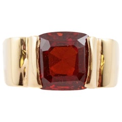 Anillo de oro amarillo con granate rojo de 8,50 quilates