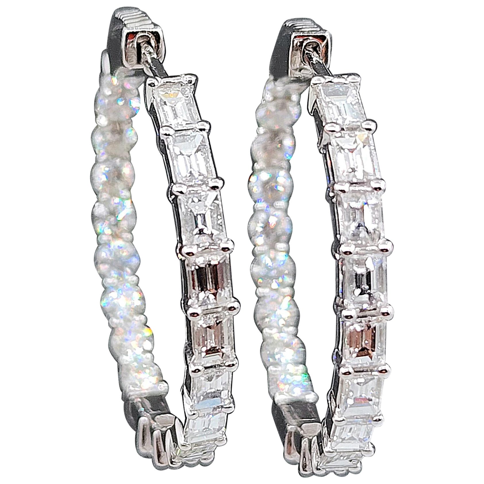 3,25 ct Smaragd & runde Diamant-Ohrringe im Angebot