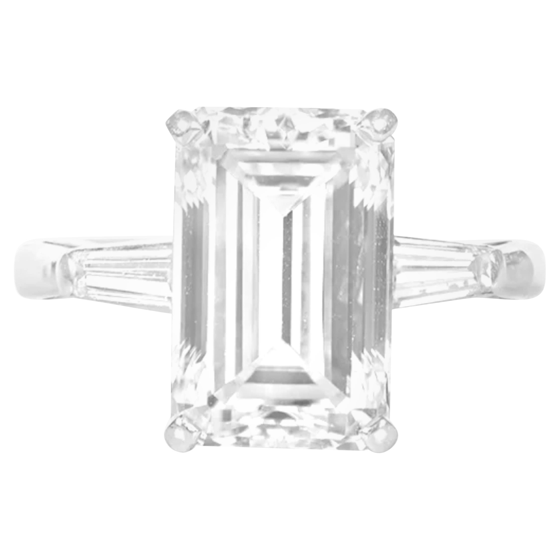 Bague en platine avec diamant taille émeraude allongée de 5,01 carats certifié par le GIA en vente