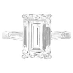 Bague en platine avec diamant taille émeraude allongée de 5,01 carats certifié par le GIA