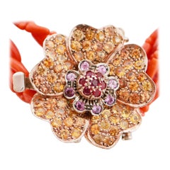 Collana in corallo, zaffiri multicolore, oro rosa e argento.