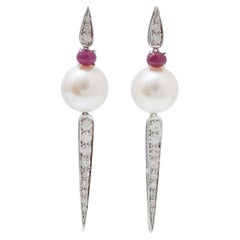 Orecchini da 12 mm con perle, rubini, diamanti e platino.