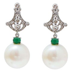 13 Mm Perle, diamanti, smeraldi,  Orecchini in oro bianco 14 carati.