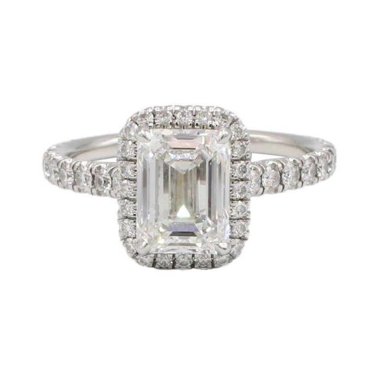 Cartier Verlobungsring, 2,23 F VVS2 Smaragdschliff natürlicher Diamant Halo Platin im Angebot