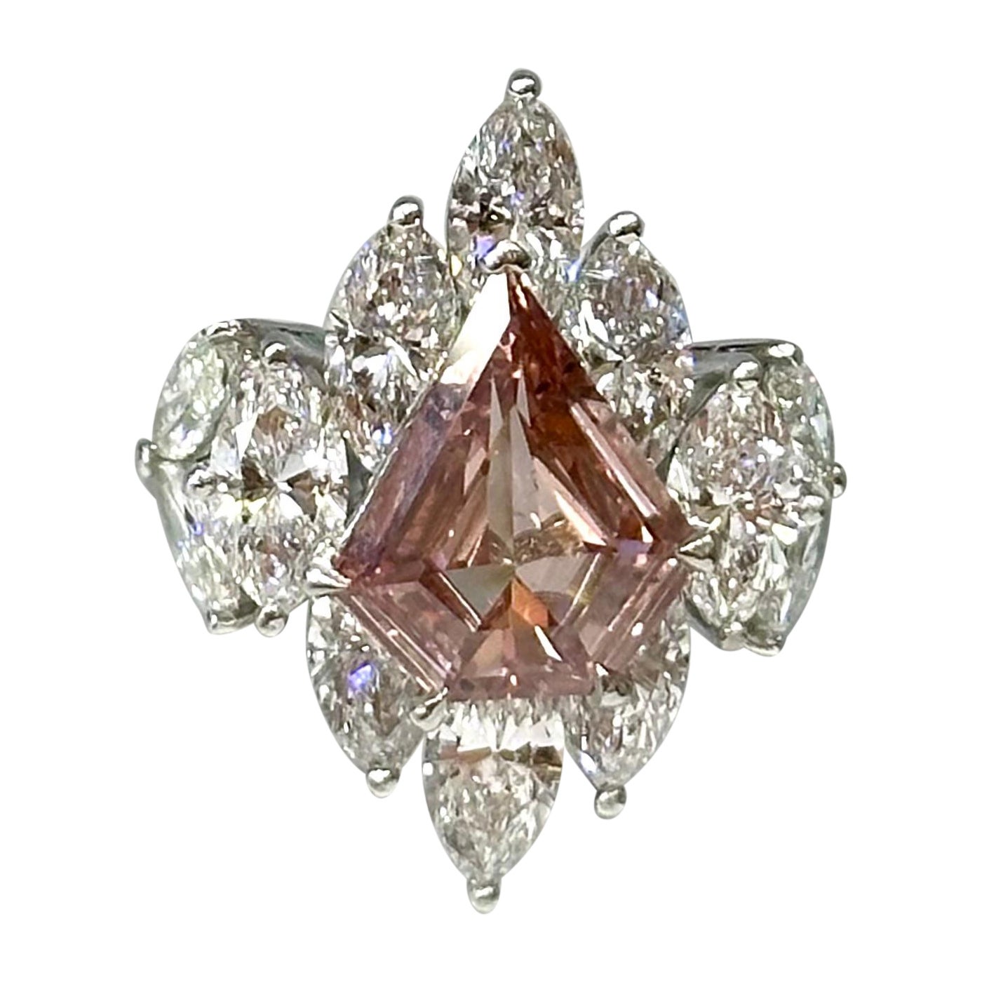 Anello con diamante Fancy Orangy-pink da 2,48 carati e diamanti marquise bianchi in oro 18 carati in vendita