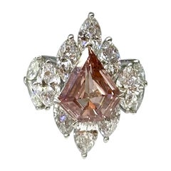 Anello con diamante Fancy Orangy-pink da 2,48 carati e diamanti marquise bianchi in oro 18 carati