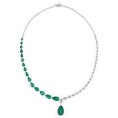 Smeraldo dello Zambia da 15,69 carati Collana di diamanti SI/H da 3,77 carati in oro bianco 18 carati