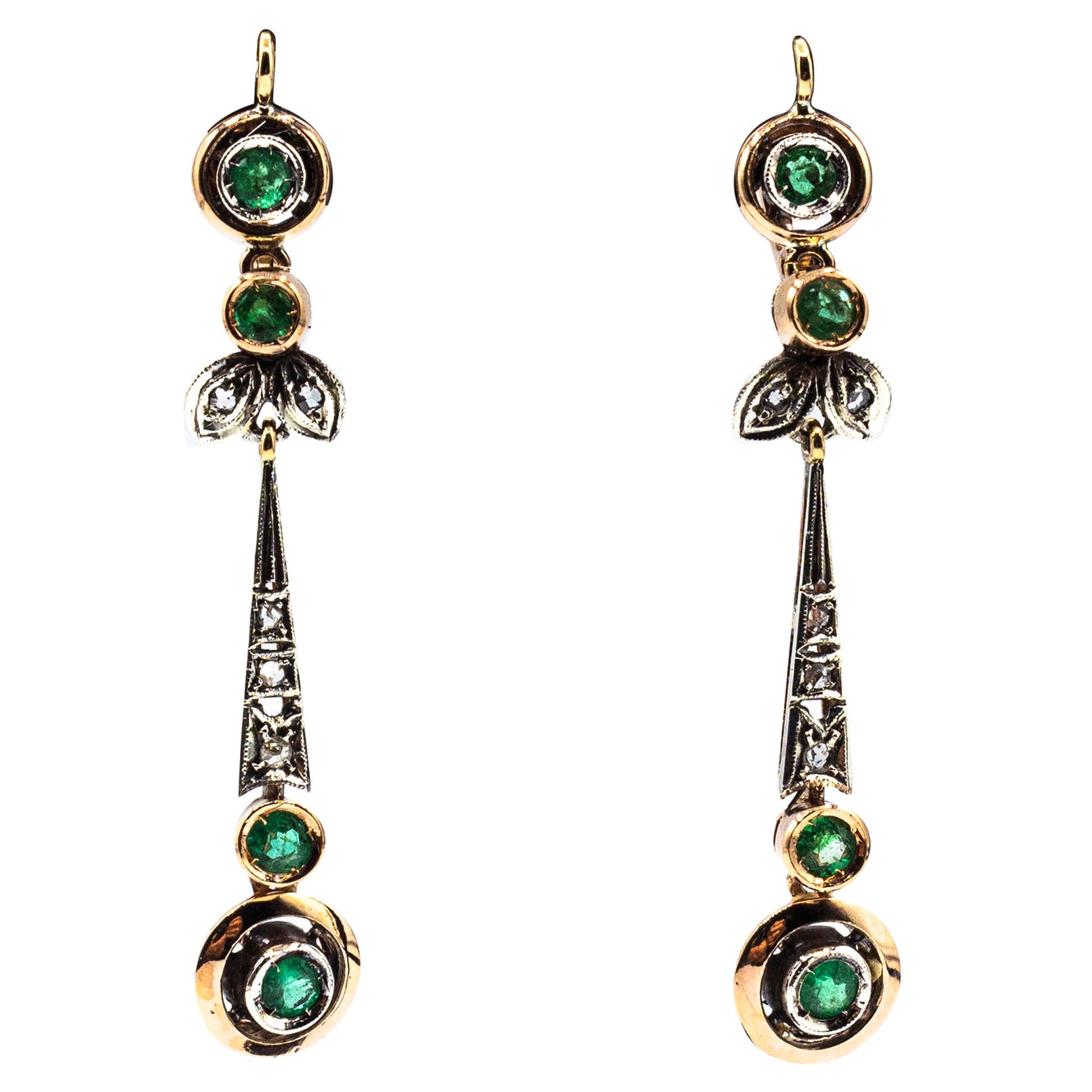 Boucles d'oreilles pendantes de style Art déco en or jaune avec diamants blancs taille rose et émeraudes en vente