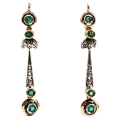 Boucles d'oreilles pendantes de style Art déco en or jaune avec diamants blancs taille rose et émeraudes