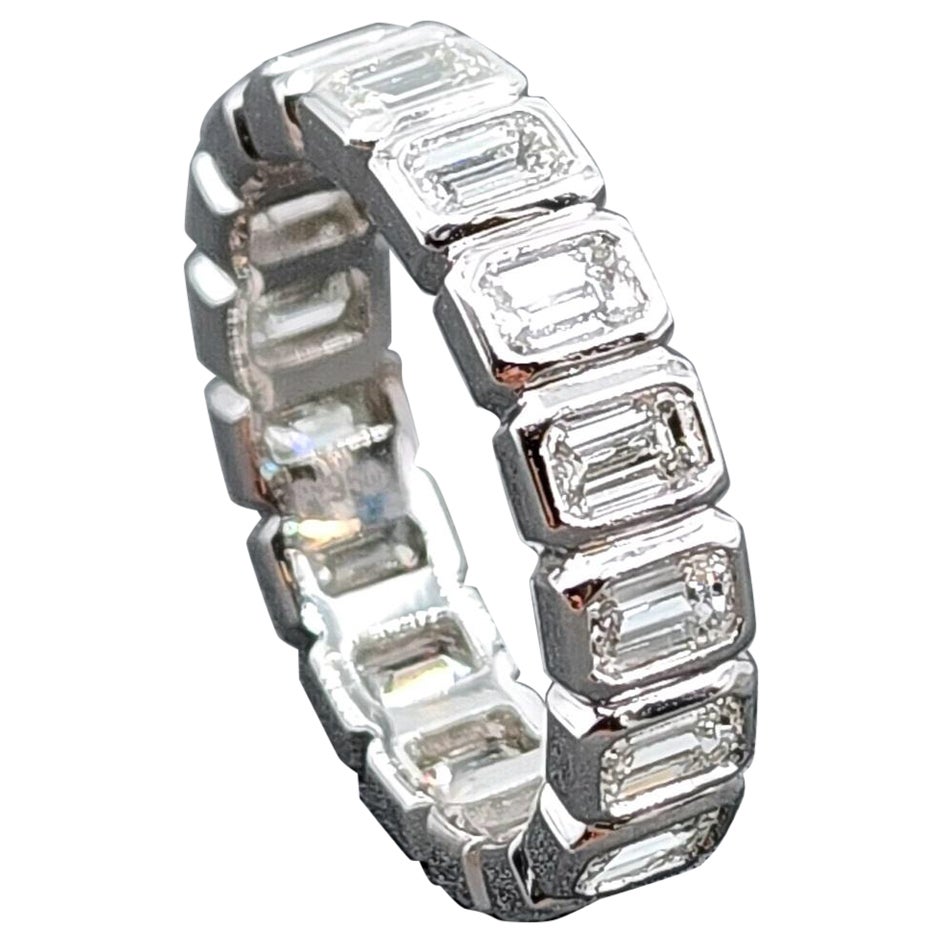 2.51 ct Smaragdschliff Diamant Ewigkeitsring mit Lünette im Angebot
