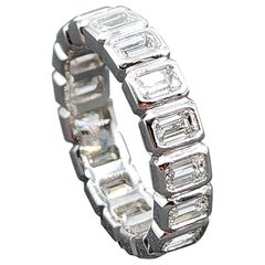2.51 ct Smaragdschliff Diamant Ewigkeitsring mit Lünette