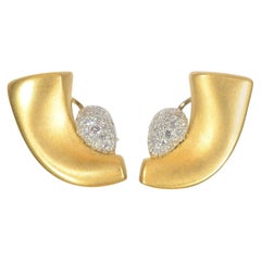 Orecchini a mezzaluna con pavé di diamanti di Marlene Stowe