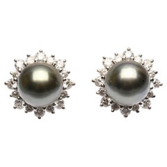 Boucles d'oreilles en perles noires et diamants de Mikimoto