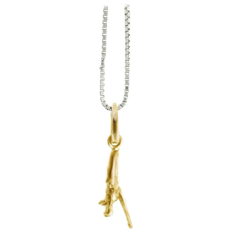 Charm scultoreo da tè in oro giallo a diciotto carati dell'artista in vendita
