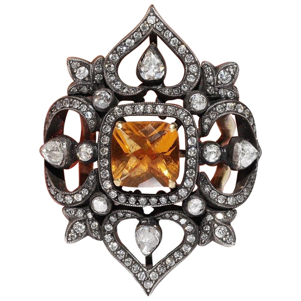 Anello forte decorato con diamanti naturali e topazi, d'epoca, in oro 18 carati.