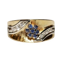 Vintage Circa 1980 Bague en or 18k décorée de diamants naturels et de saphirs