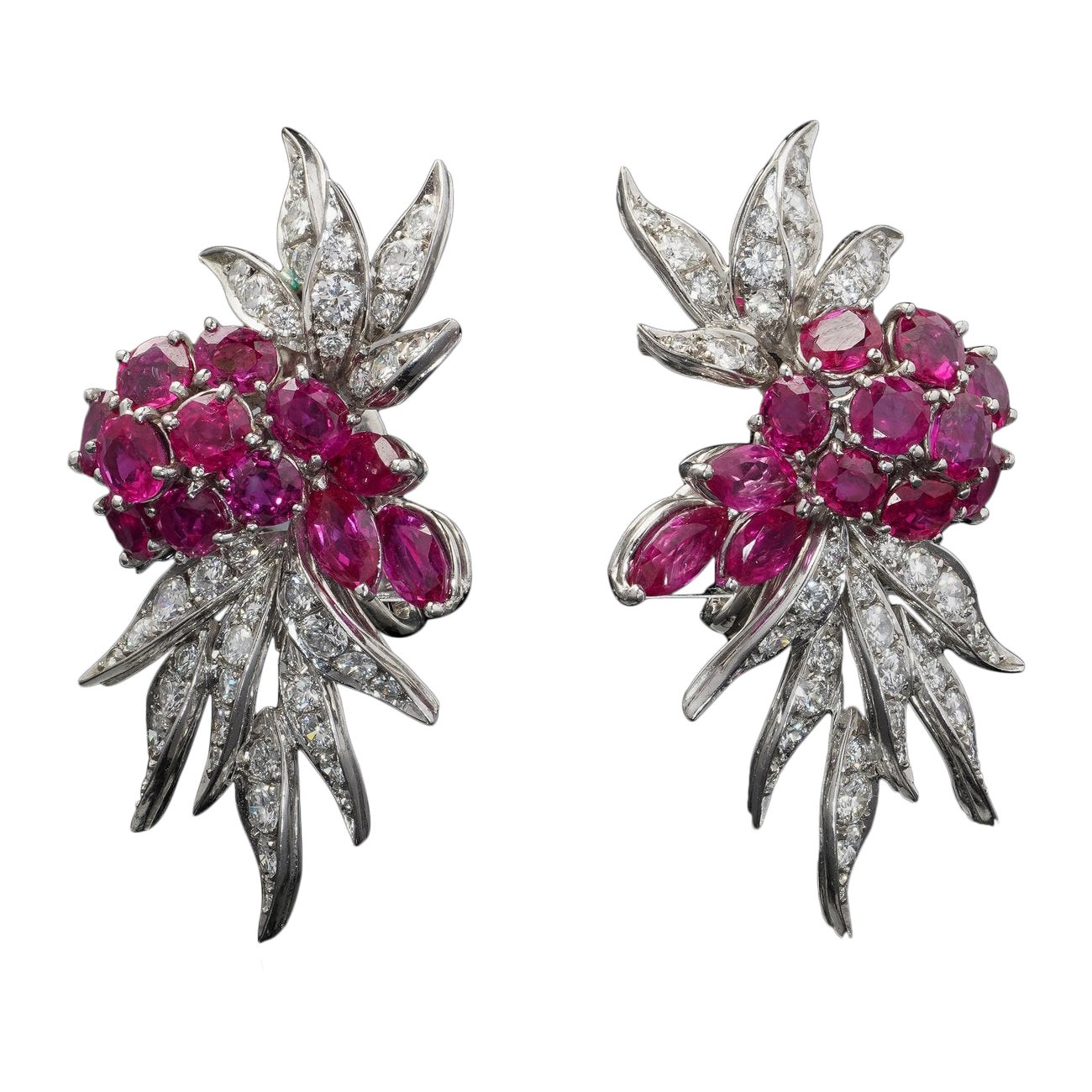René Kern Platino 7.35 ct. Rubí y 2,20 ct. Pendientes de clip con diamantes, circa 1950 en venta