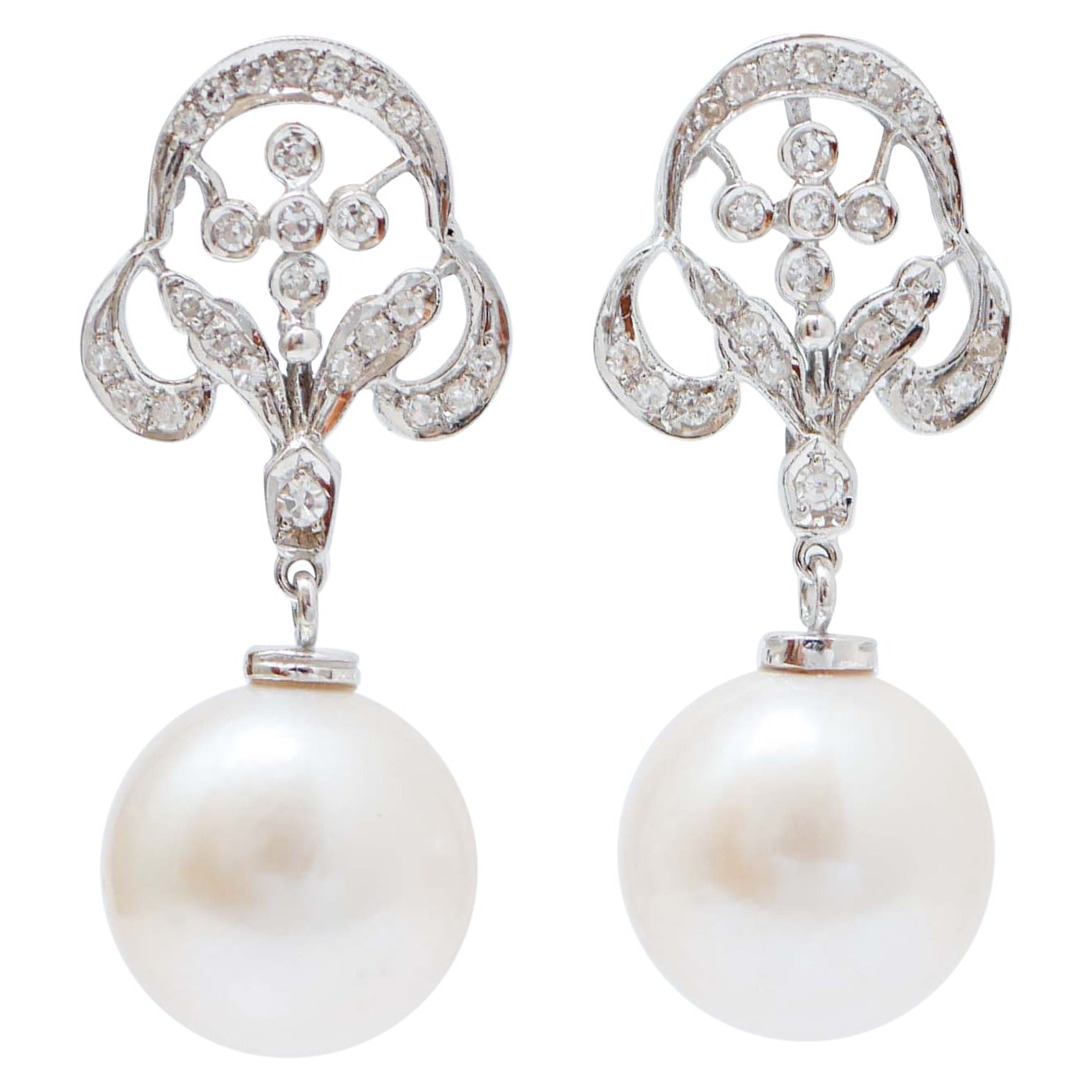 Pendants d'oreilles en or blanc 14 carats, diamants et perles blanches de 13 m