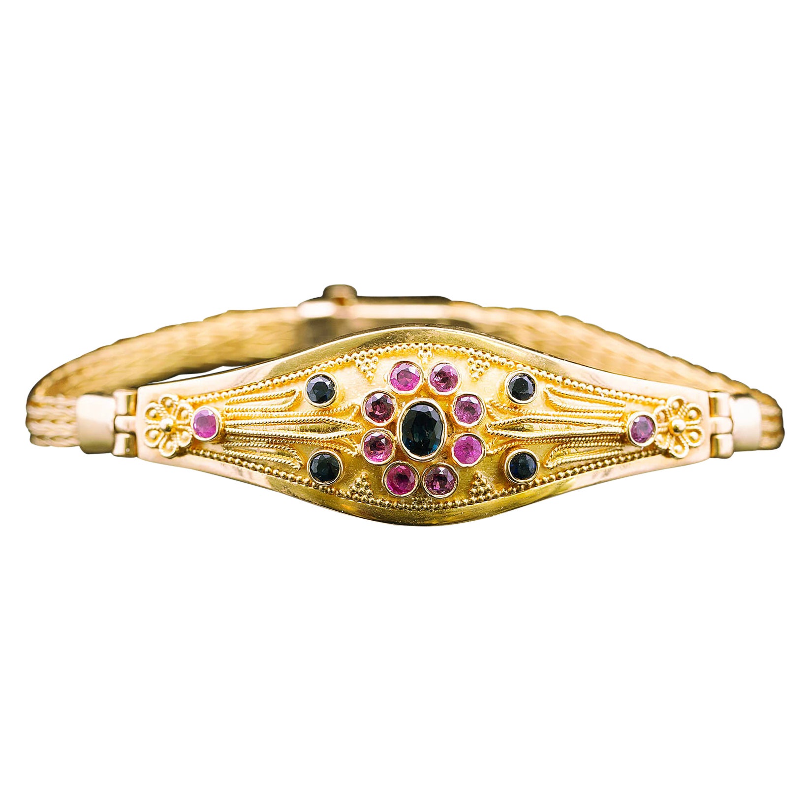 Bracciale in oro giallo 22k con rubini e zaffiri Circa 1980