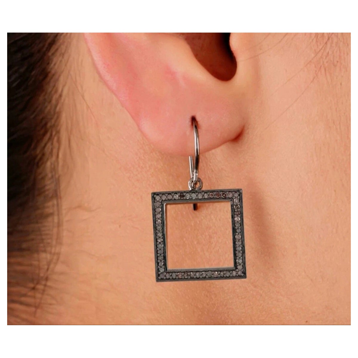 Orecchino a gancio con charm quadrato con diamante Pave in argento 925 Orecchino minimalista con diamante. in vendita
