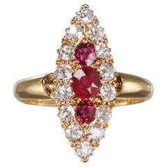 Bague ancienne en rubis, diamants et or en forme de navette, Chester 1901