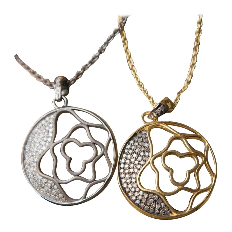 Collana con diamante naturale rotondo a forma di fiore in argento 925 Regalo ciondolo floreale. in vendita