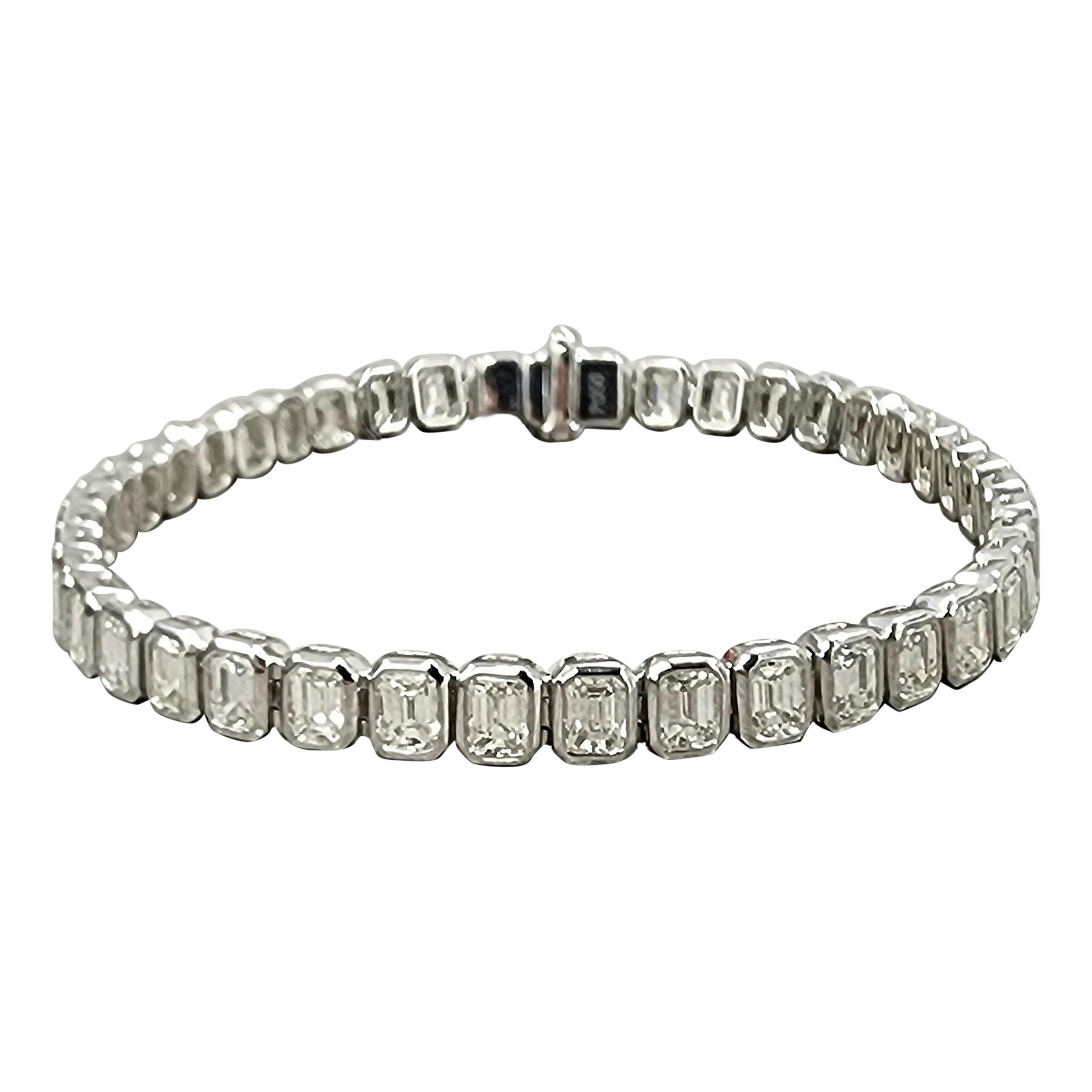 Pulsera de tenis engastada con bisel talla esmeralda de 7.84 ct en venta