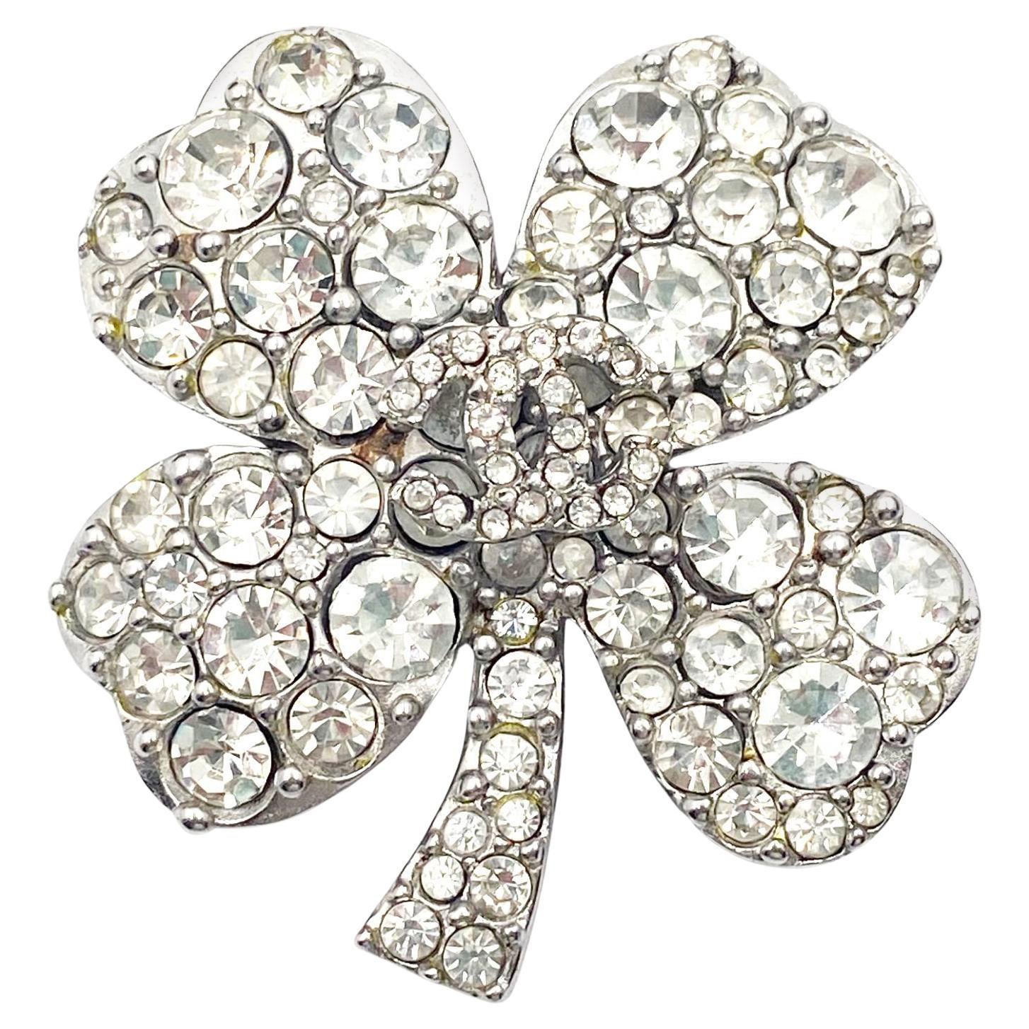 Chanel Silber CC Kristall Kleeblatt Brosche im Angebot