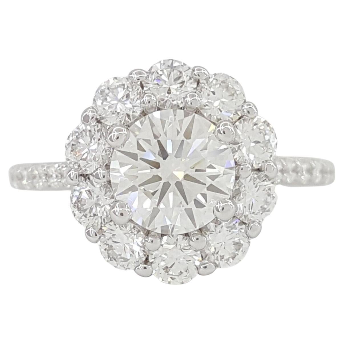 Certificato GIA da 2 carati. Anello con diamante aureolato taglio Brilliante rotondo con pavé