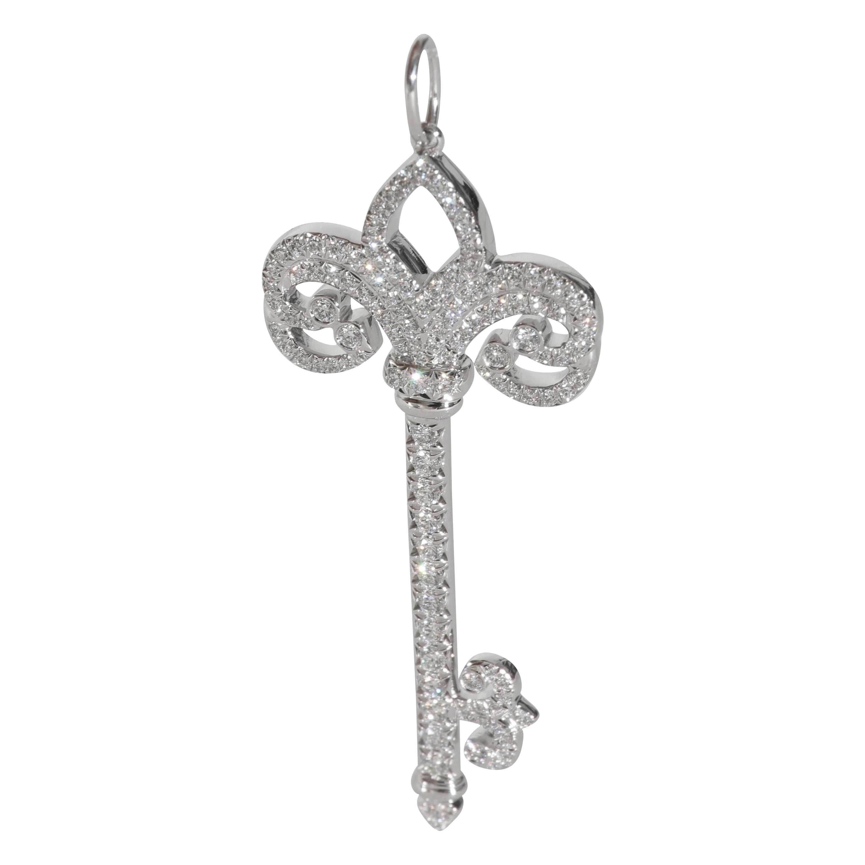 Tiffany & Co. Ciondolo con chiave di diamante Fluer de Lis in platino 0,37 CTW in vendita