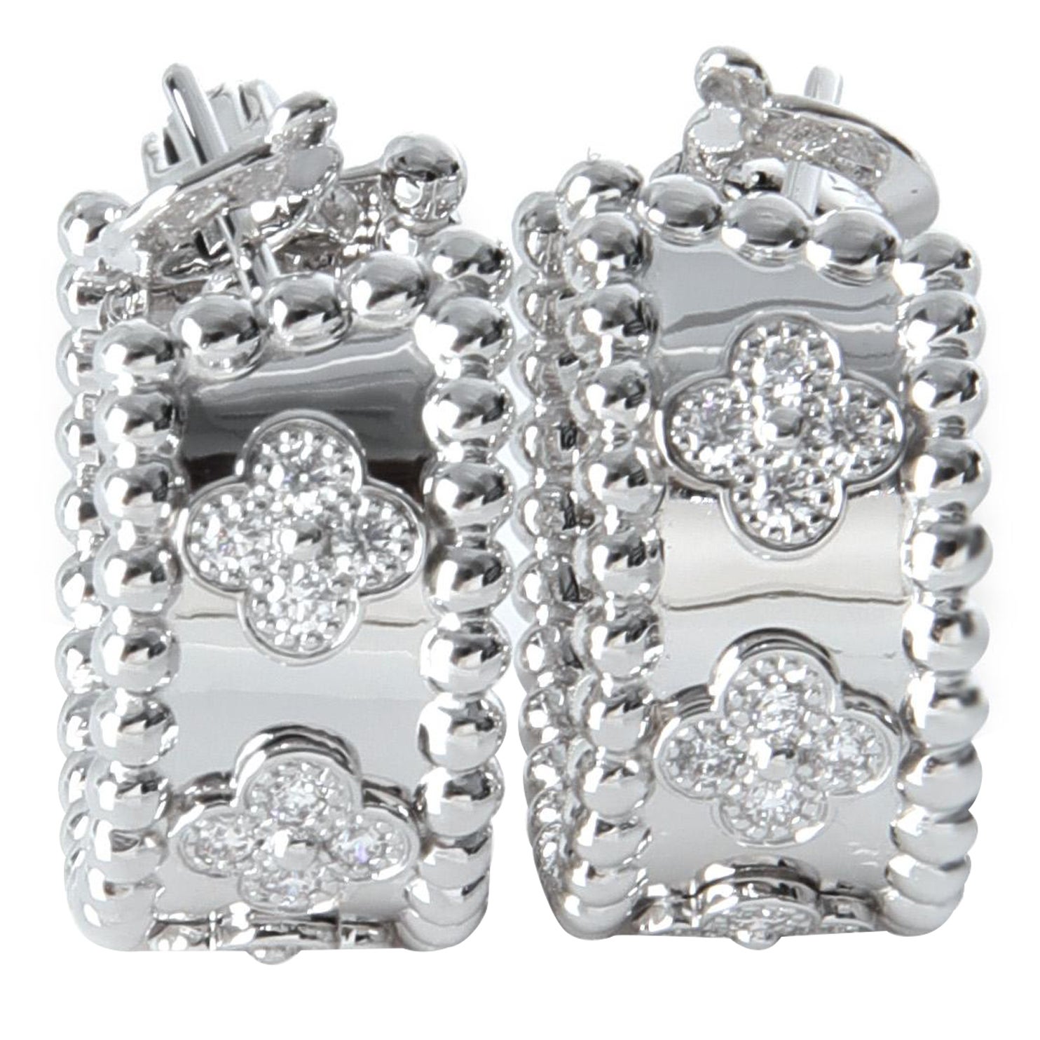 Van Cleef & Arpels Orecchini a cerchio in oro bianco con diamanti Perlee Clovers in vendita