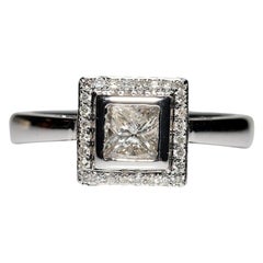 Anello quadrato in oro 14k con diamante principale taglio principessa e diamante laterale taglio brillante