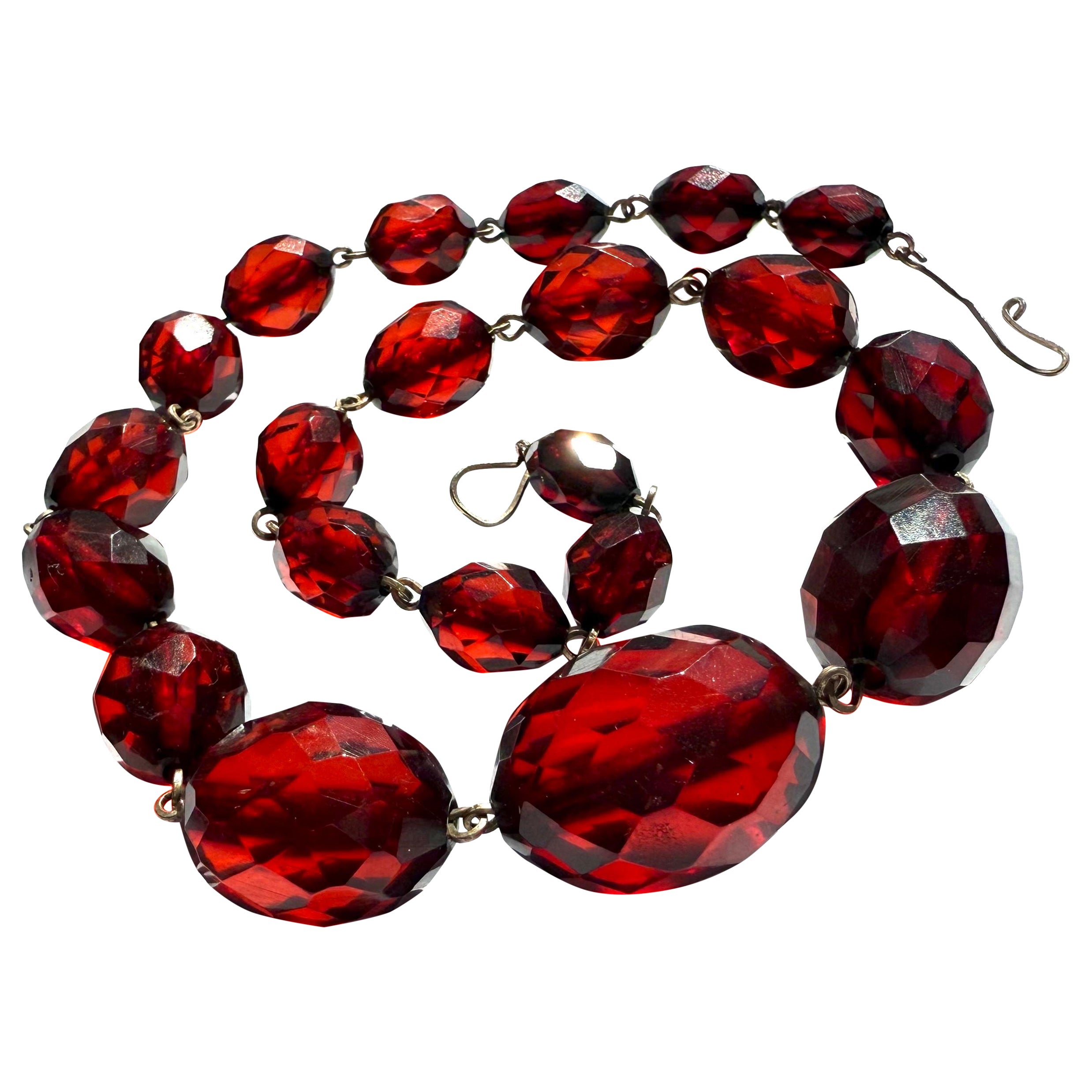 Collar facetado de baquelita rojo cereza Art Decó, cuentas graduadas, antiguo en venta