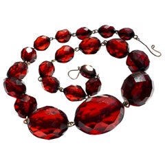 Collar facetado de baquelita rojo cereza Art Decó, cuentas graduadas, antiguo