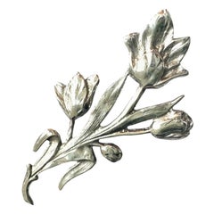 Broche Art nouveau en argent 925, présentant un motif floral avec des tulipes