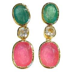 Bochic Orient Ohrringe aus 18 Karat Gelbgold und Silber mit rosa Rubin und Smaragd