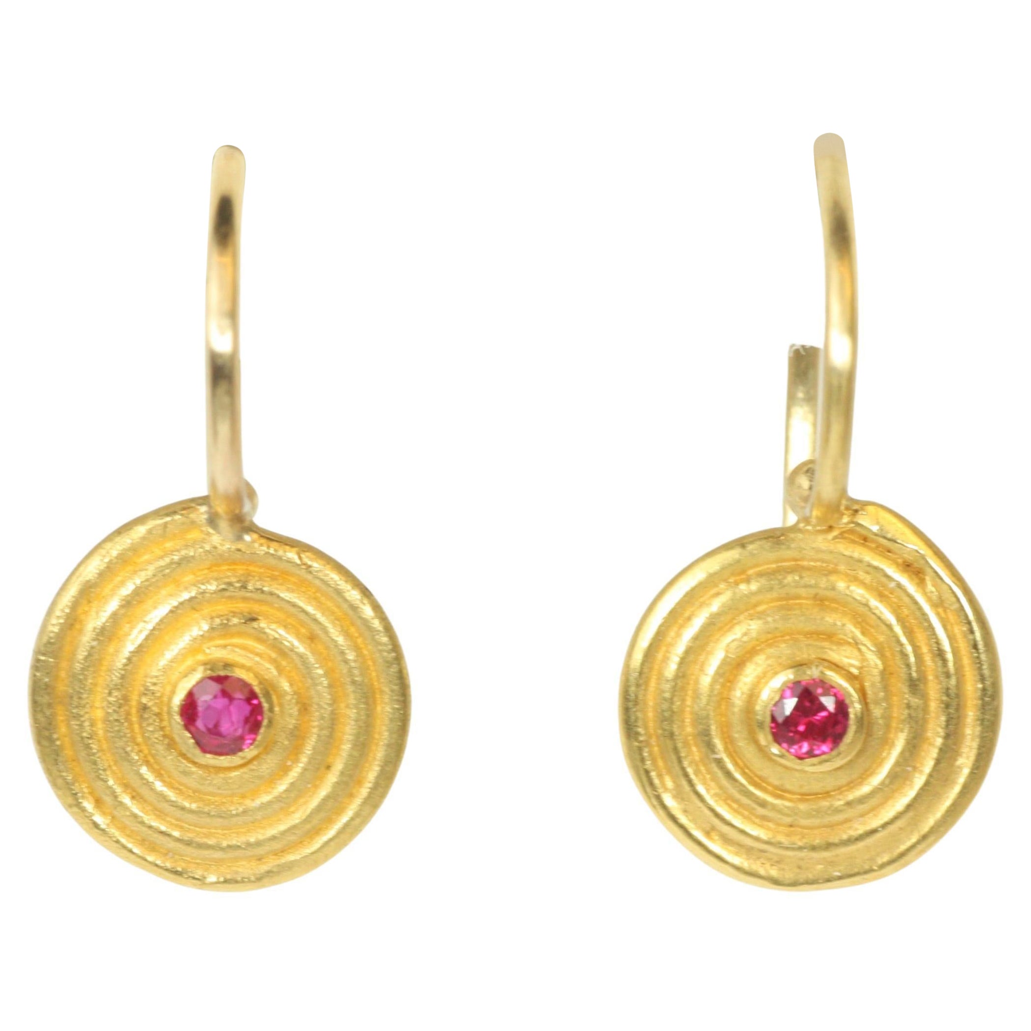 Boucles d'oreilles rubis en spirale - Fabriquées aux États-Unis, or jaune 22K, petites spirales, pendantes