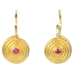 Pendientes Espiral de Rubí - Made in USA, Oro Amarillo 22K, Remolino Pequeño, Colgantes