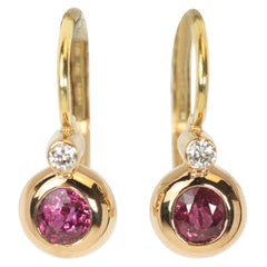 Orecchini vittoriani a castone con rubino e diamante in oro rosa 18 carati, dorso francese 14 carati