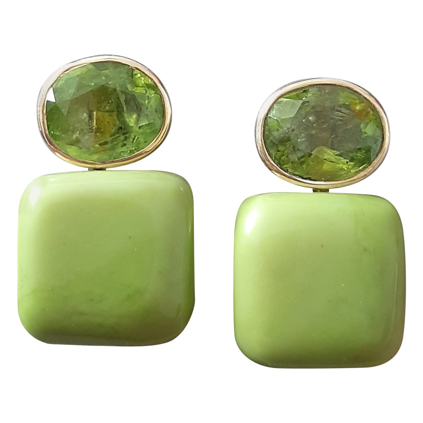 Orecchini a perno in oro massiccio 14k con turchese verde del Turkmenistan a forma di cuscino e peridoto in vendita