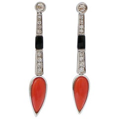 Boucles d'oreilles corail, onyx, diamants et platine
