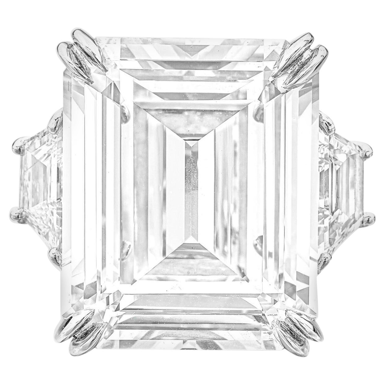 Bague certifiée GIA de 19 carats de diamant taille émeraude avec diamant trapézoïdal en vente