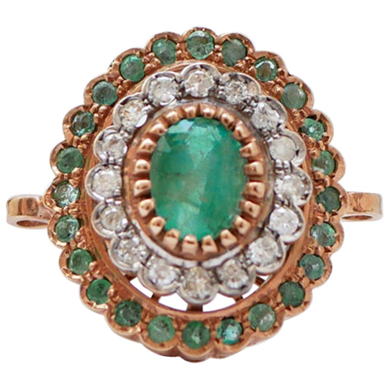 Anello con smeraldi, diamanti, oro rosa e argento.