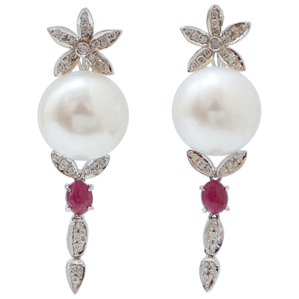 Orecchini in platino da 13 mm con perle, rubini e diamanti.