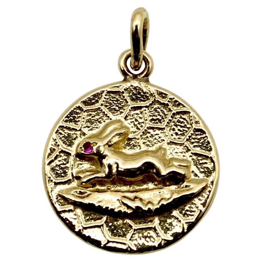 Ciondolo a forma di coniglio in corsa in oro 14k di ispirazione vittoriana con occhio di rubino in vendita
