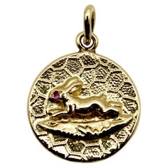 Ciondolo a forma di coniglio in corsa in oro 14k di ispirazione vittoriana con occhio di rubino
