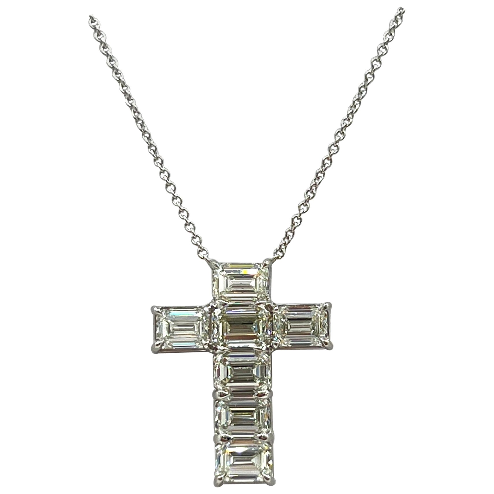 Collier croix en or blanc 18 carats avec diamant blanc taillé en émeraude GIA en vente
