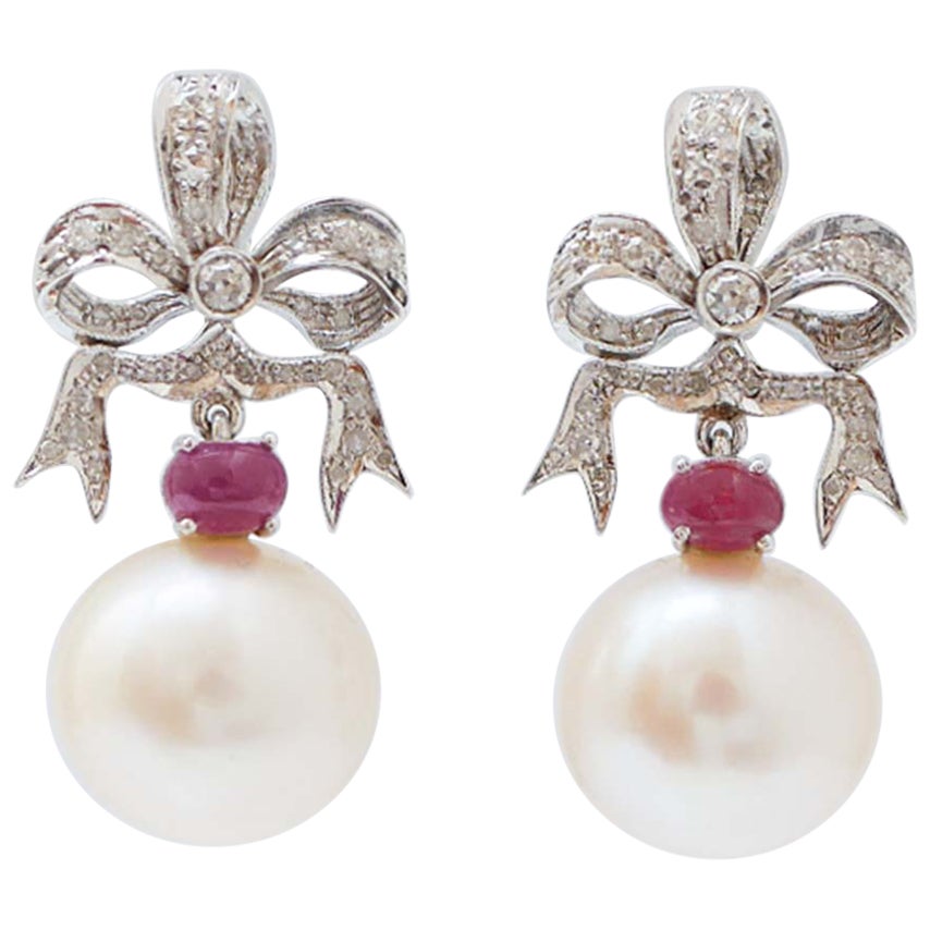 Orecchini da 13 mm con perle, rubini, diamanti, oro bianco 14 carati.