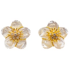 Boucles d'oreilles "Fleurs" en or jaune, diamant blanc et nacre de style Art Nouveau